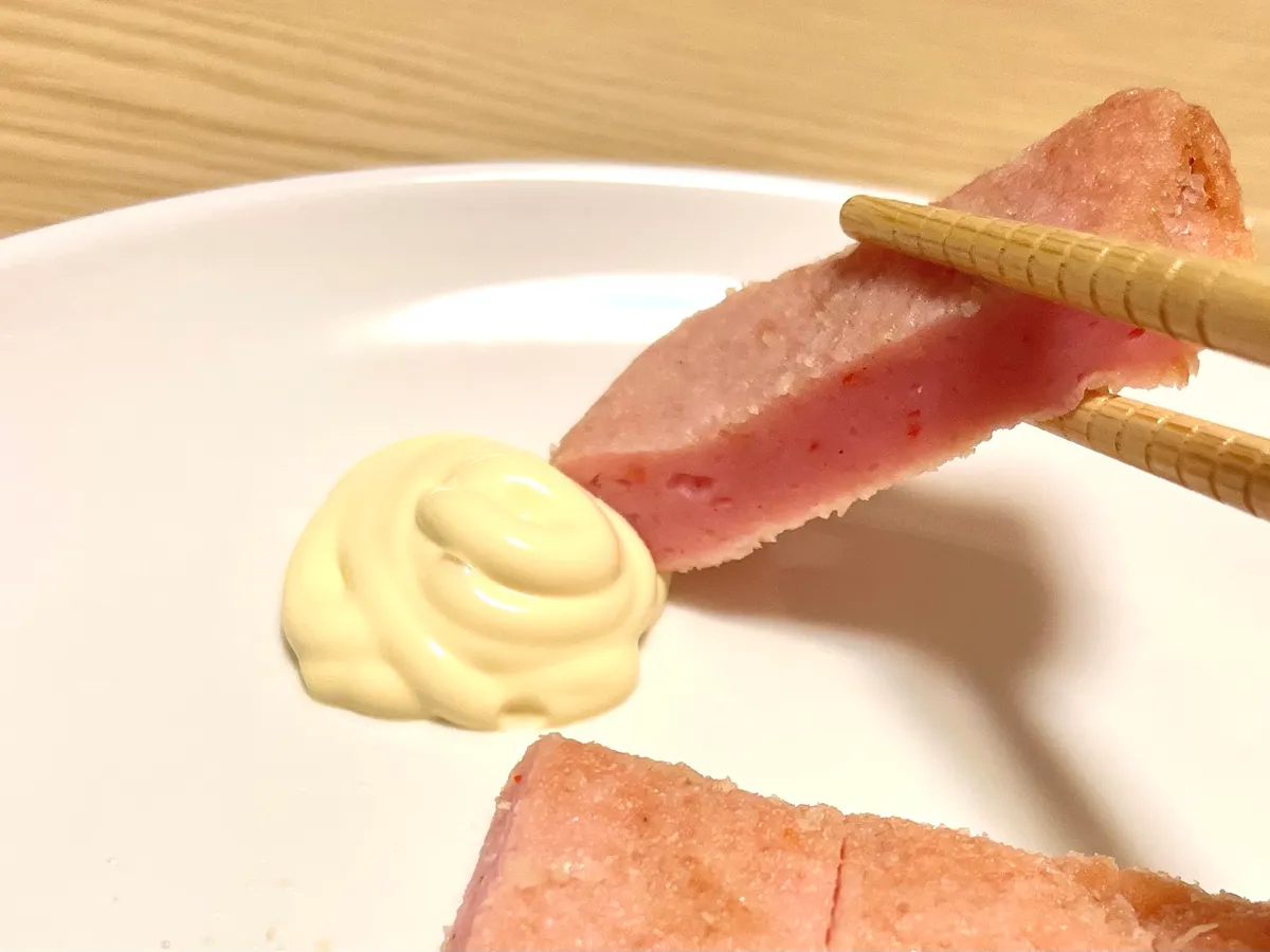 そのままの赤てんにマヨネーズを。