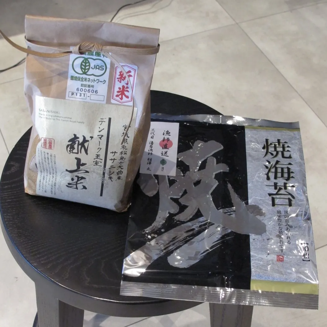 佐藤農園「玄米」（左）、アイザワ水産「海苔」（右）