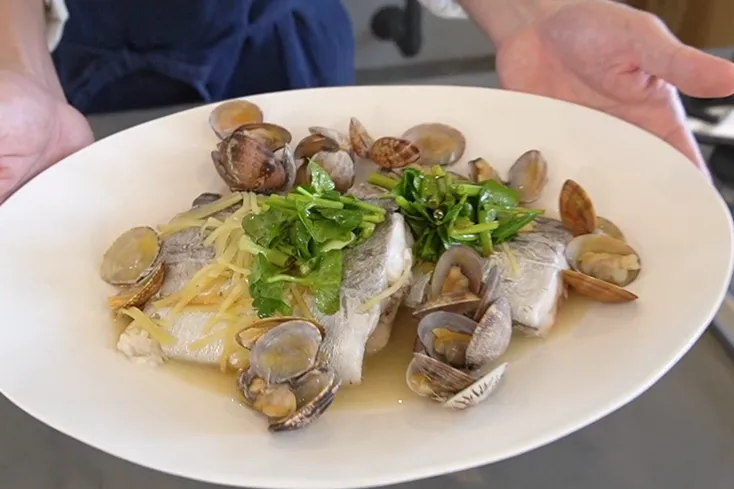 東京から東松島へ「太刀魚とあさりの酒蒸し　せりのオリーブじょうゆたれ」