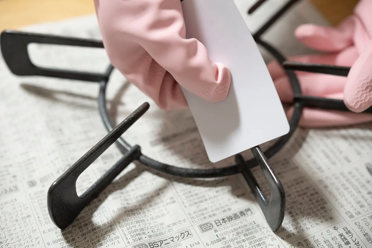 こびりついた汚れや焦げつきをカード、割りばしなどで落とす