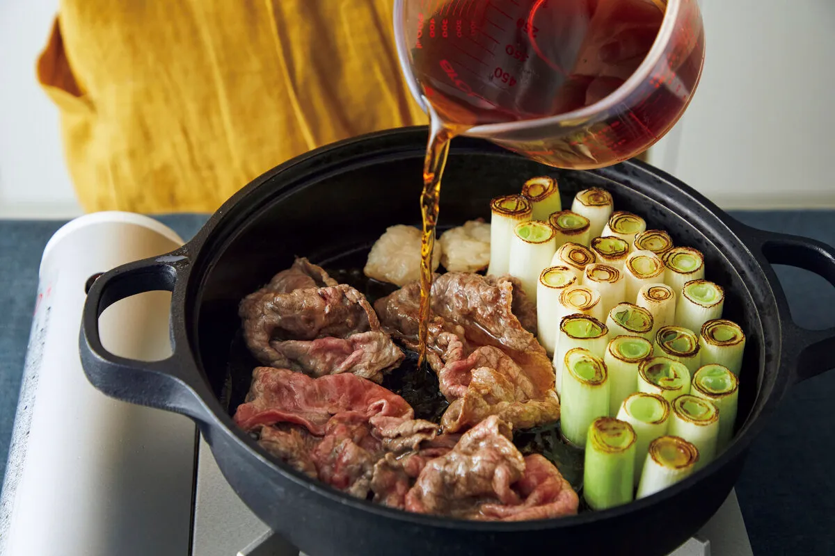 牛肉をかるく焼き、割りしたを入れる