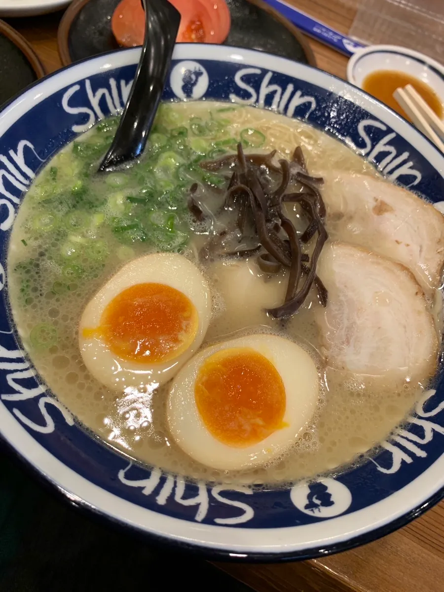 博多ラーメンShinShInの煮玉子入りらーめん