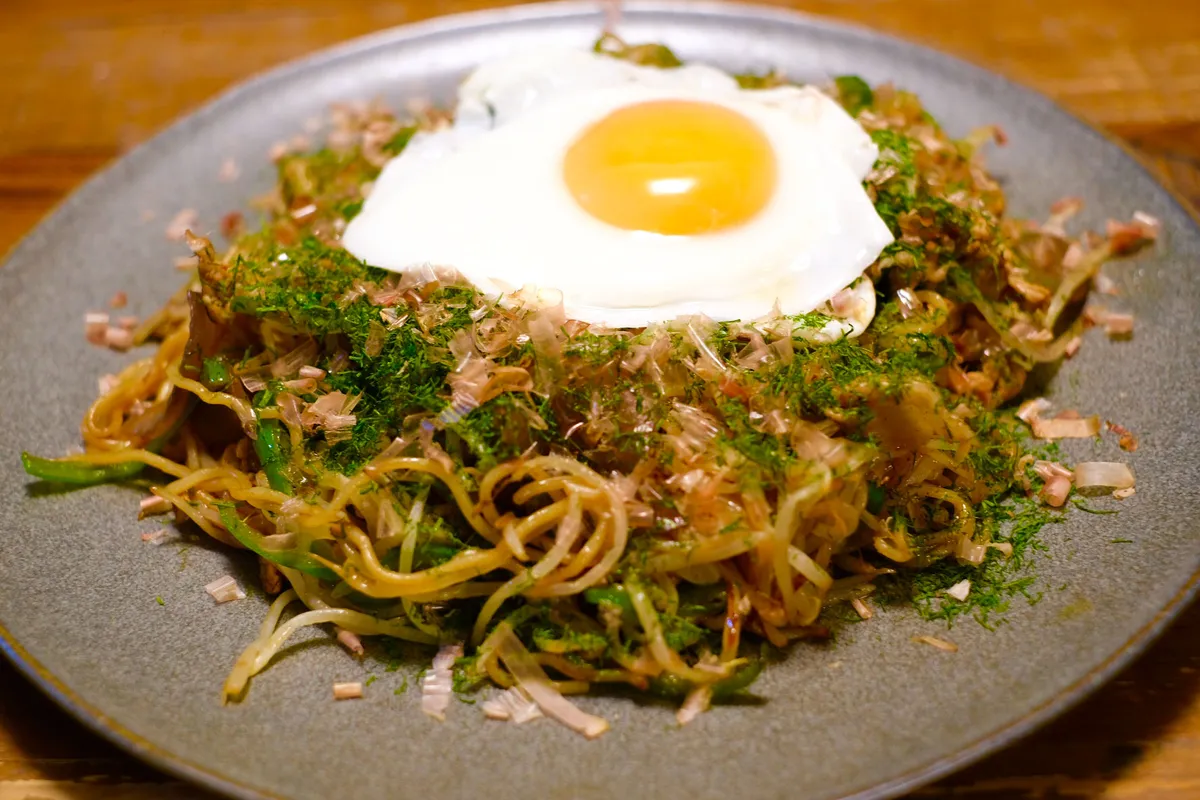 休日課長のソース焼きそばアレンジ「細切りピーマン×おかかたっぷりバージョン」