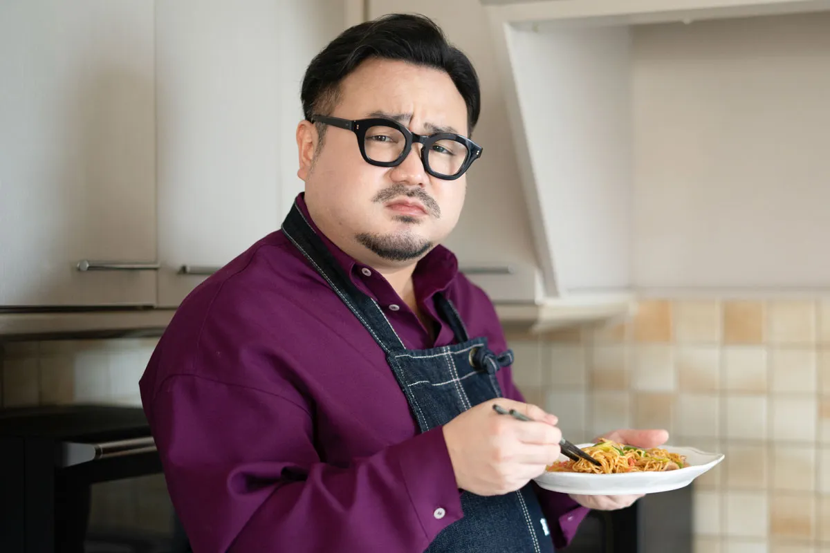 ソース焼きそばを味見した休日課長「う～ん、うん、うん、うん、うん、これだわ～、やっぱすげ～うまいわ～。」