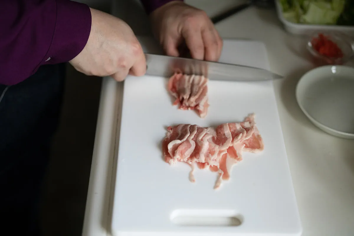 豚バラ肉を5cm幅に切る