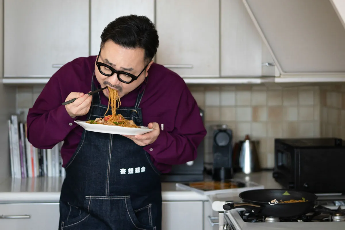 でき立てのソース焼きそばをさっそく味見する休日課長