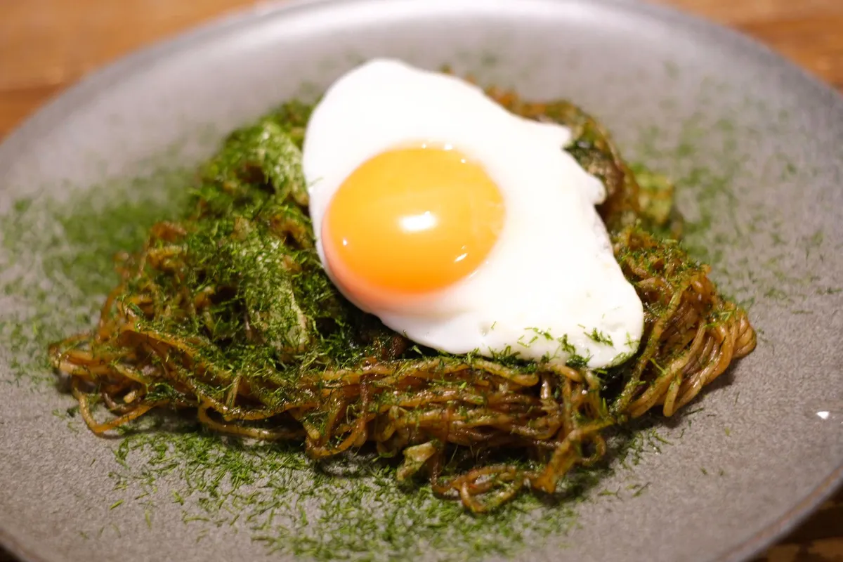 休日課長のソース焼きそばアレンジ「具なし×目玉焼きのっけ×青のりをたーっぷり」
