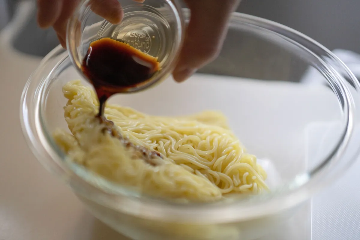 焼きそばの麺にしょうゆで下味をつけるのがポイント