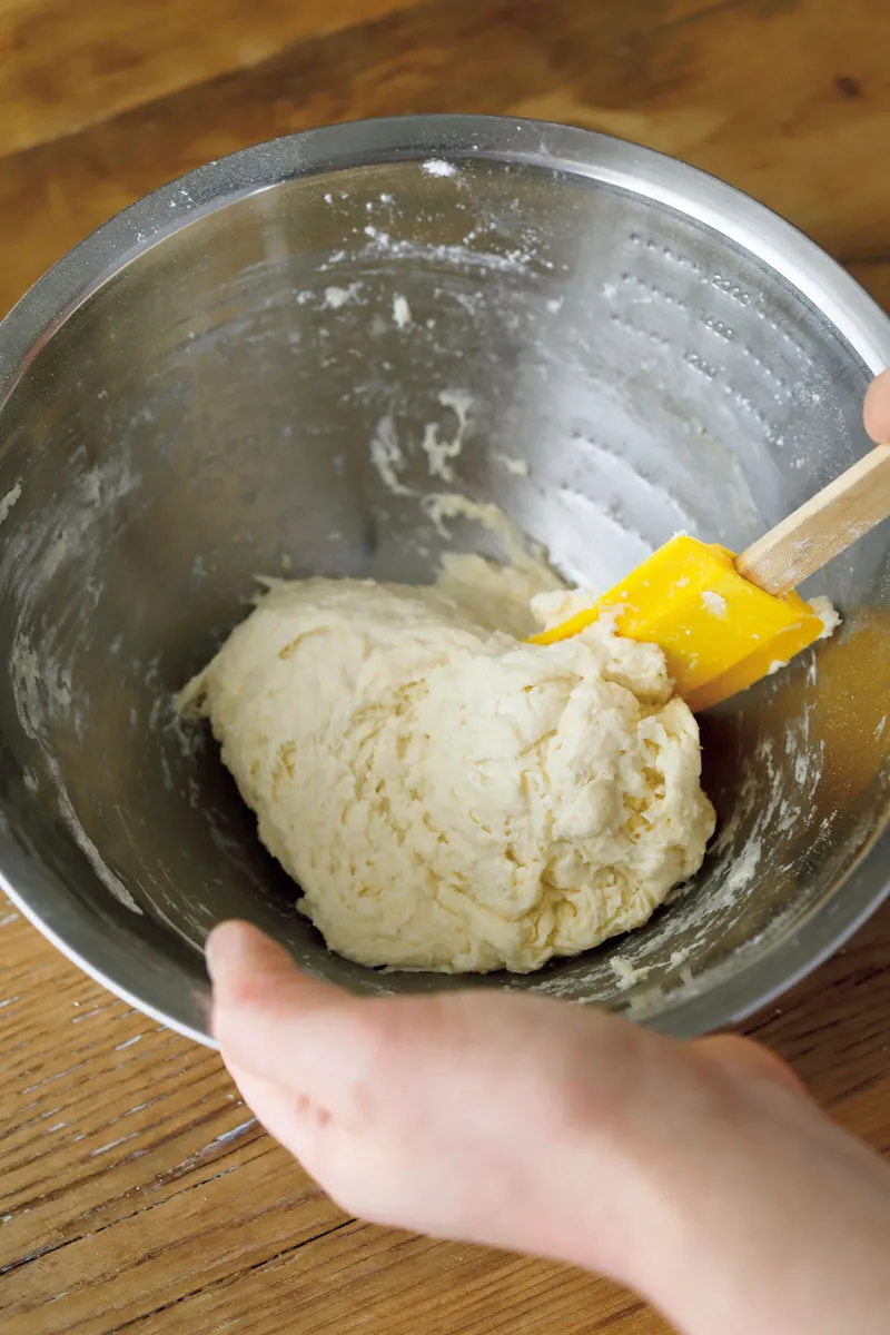 生地の材料を混ぜ合わせる