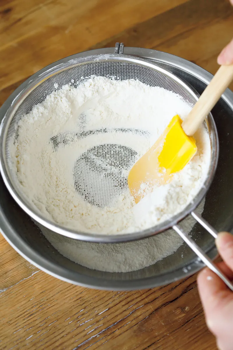 粉類、プレーンヨーグルトと牛乳をそれぞれ混ぜる