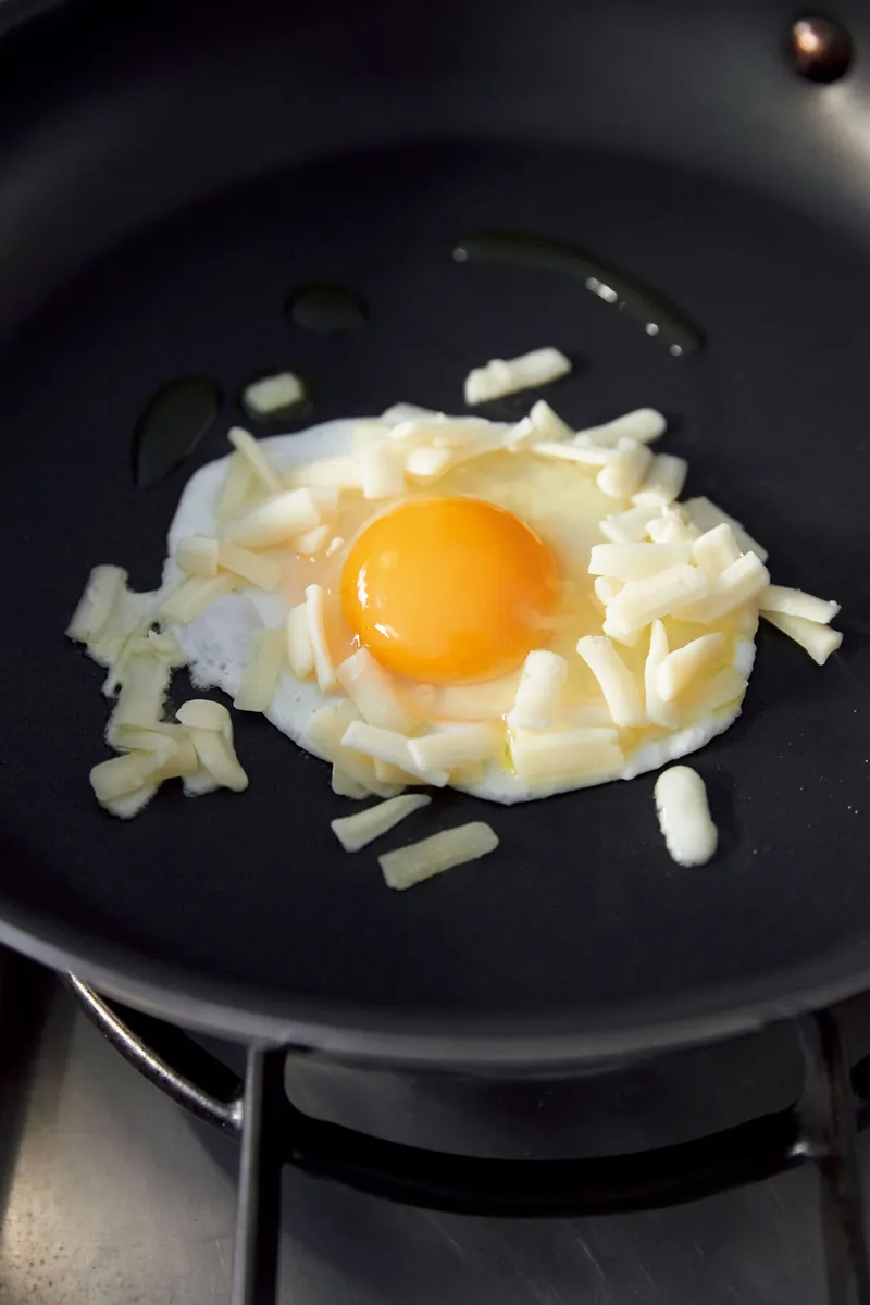 カリカリチーズ目玉焼き