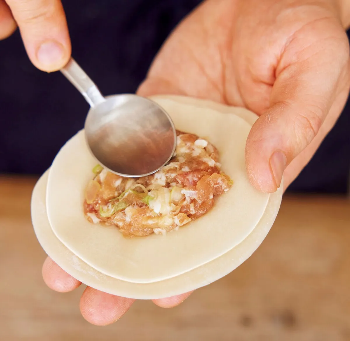 大小の皮を重ねて、もちもちに！