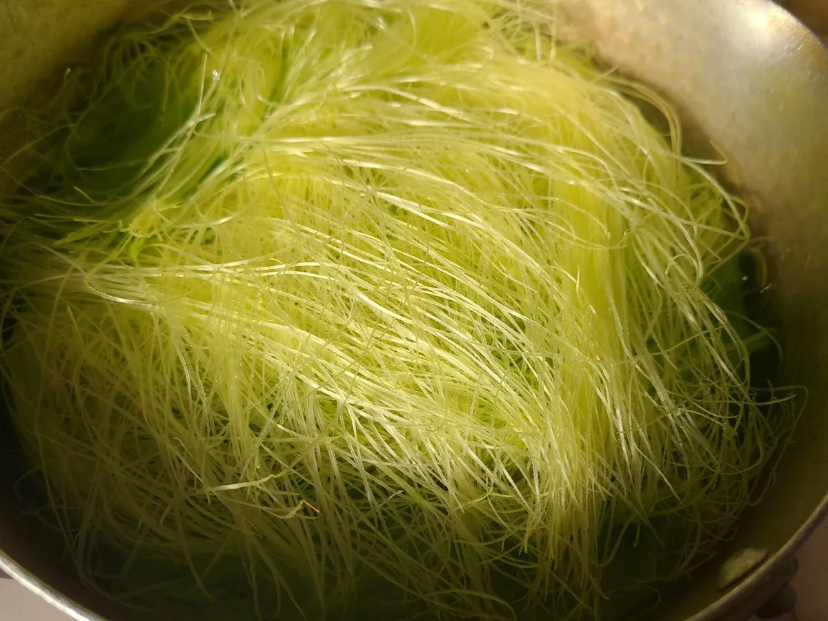 ベビーコーンのヒゲ、茹で始め。