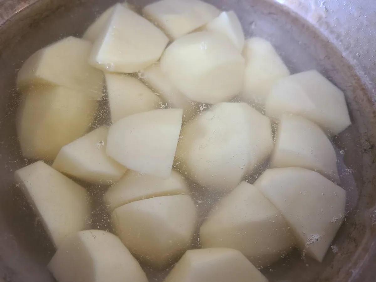 じゃがいもを茹でるところ。