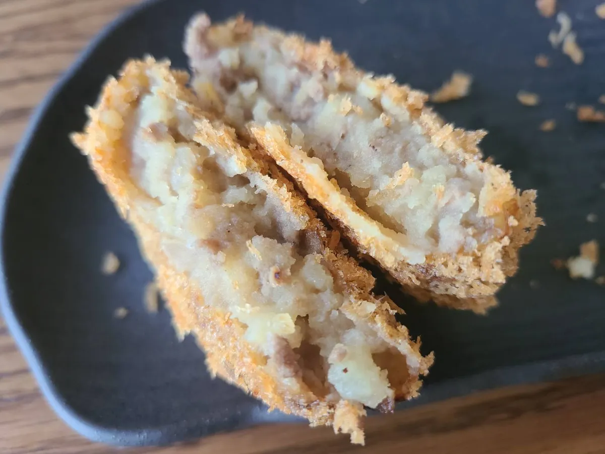 牛肉コロッケの断面。