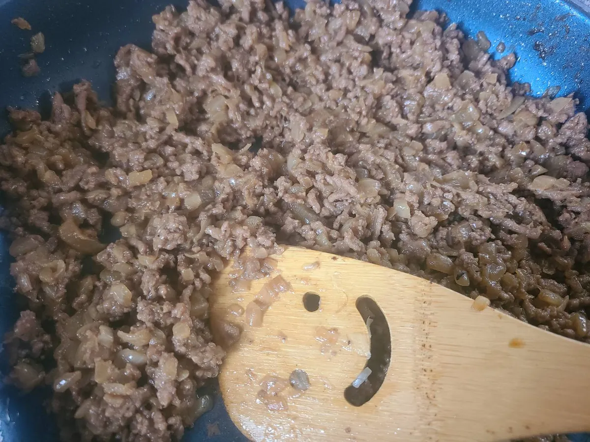 仕上げに甘口醬油と砂糖を投入。