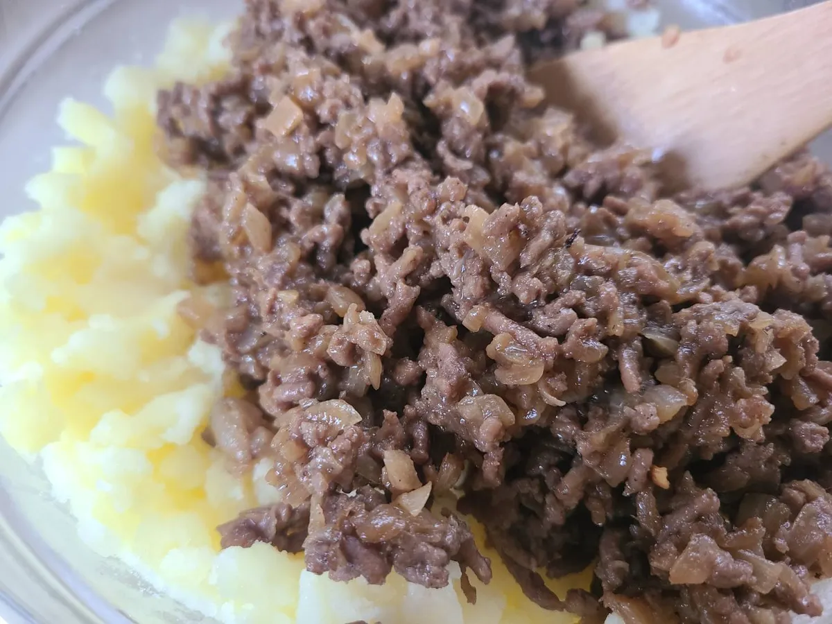 潰したじゃがいもに炒めた挽肉と玉ねぎを混ぜる。