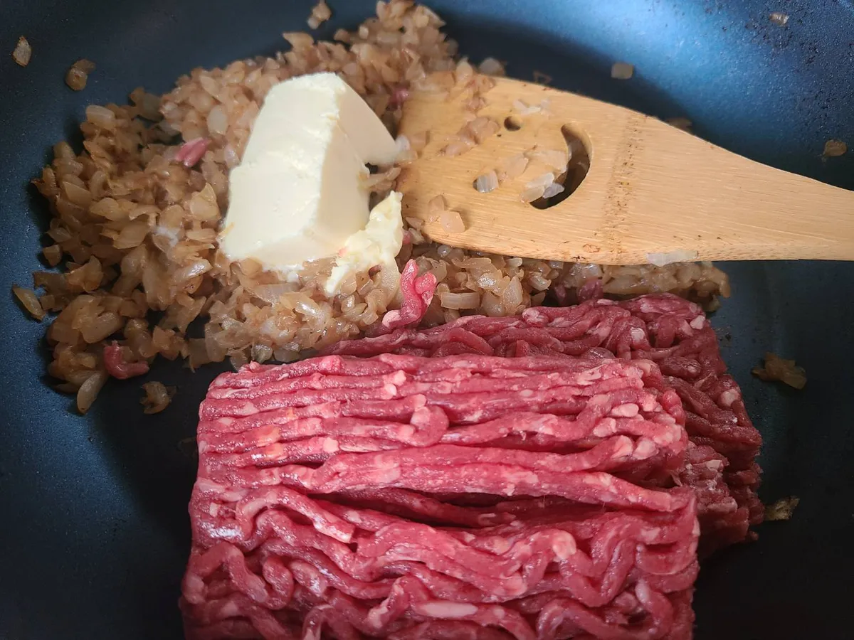 飴色玉ねぎにバターと牛挽肉を投入。