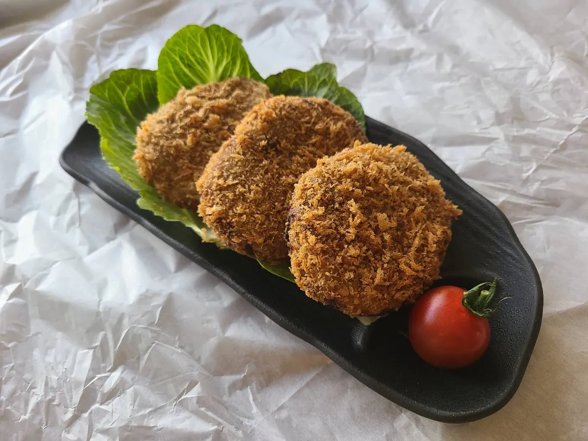 牛肉コロッケ盛り付け(ソースなし)。