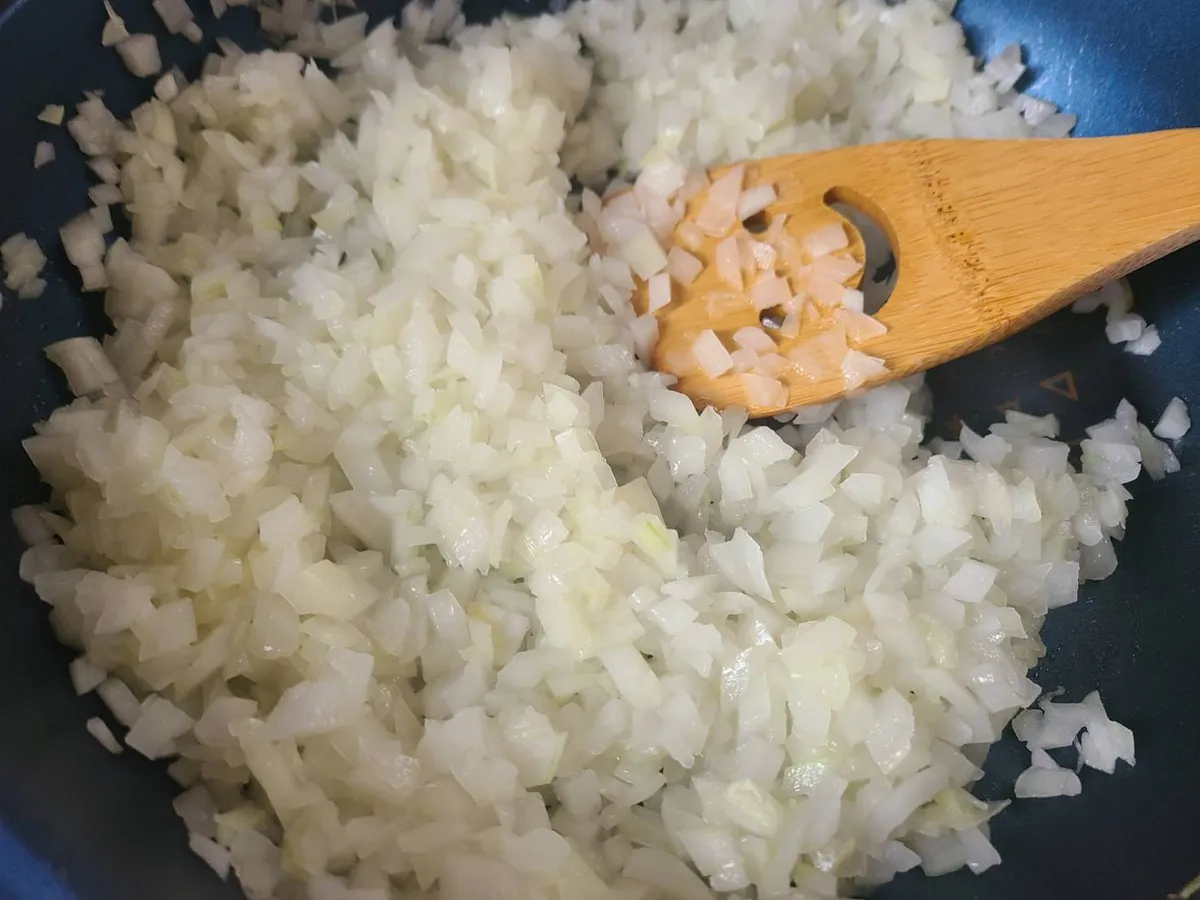 玉ねぎ炒め始め。
