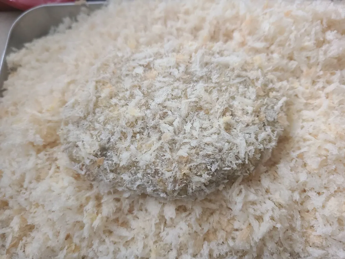 コロッケの衣をつける。