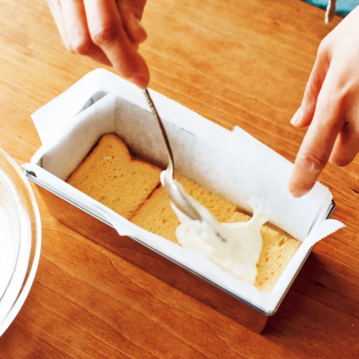 食パン、卵液、ホワイトソース、具を順に重ねる