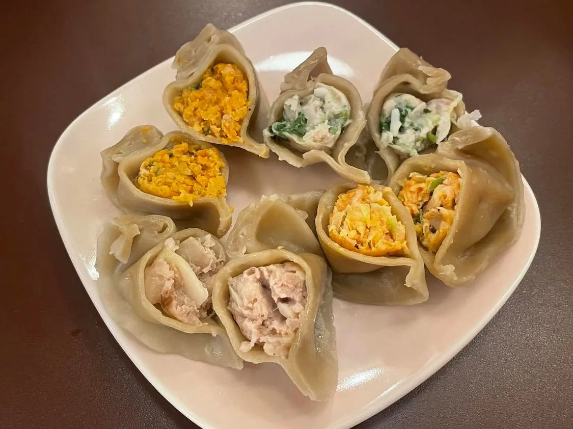 「按田餃子」の自家製水餃子　いろいろな味があって断面も楽しい