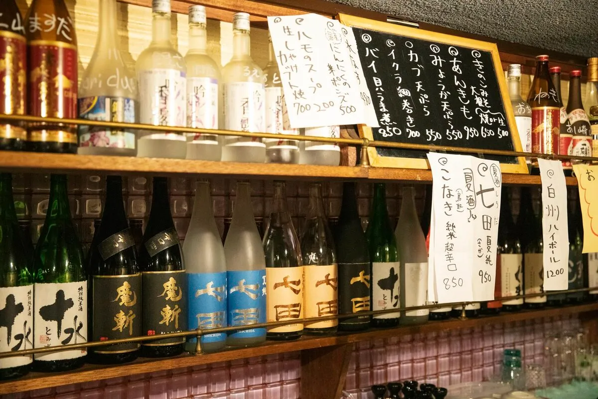 お酒の瓶が並んだ棚