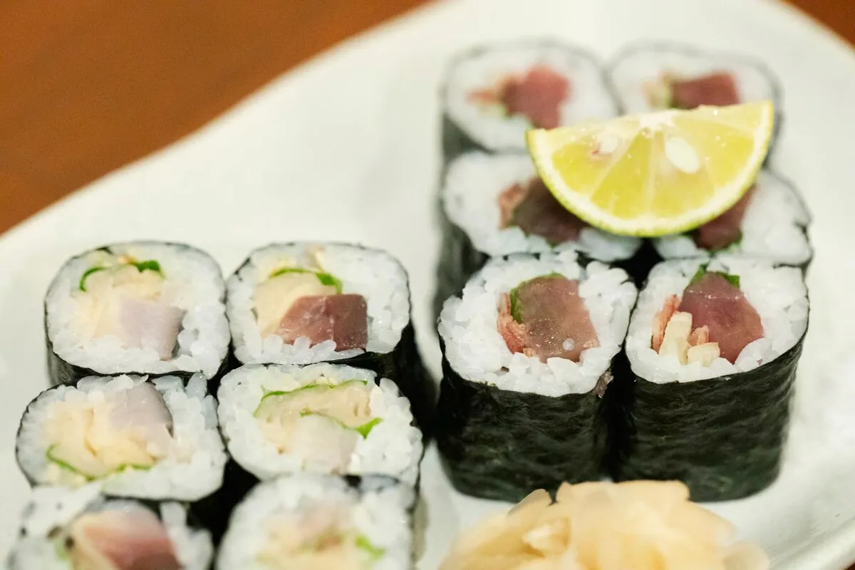 「うまい魚と天ぷら ジロー」の名物、ジロー巻き。鯖、かつお