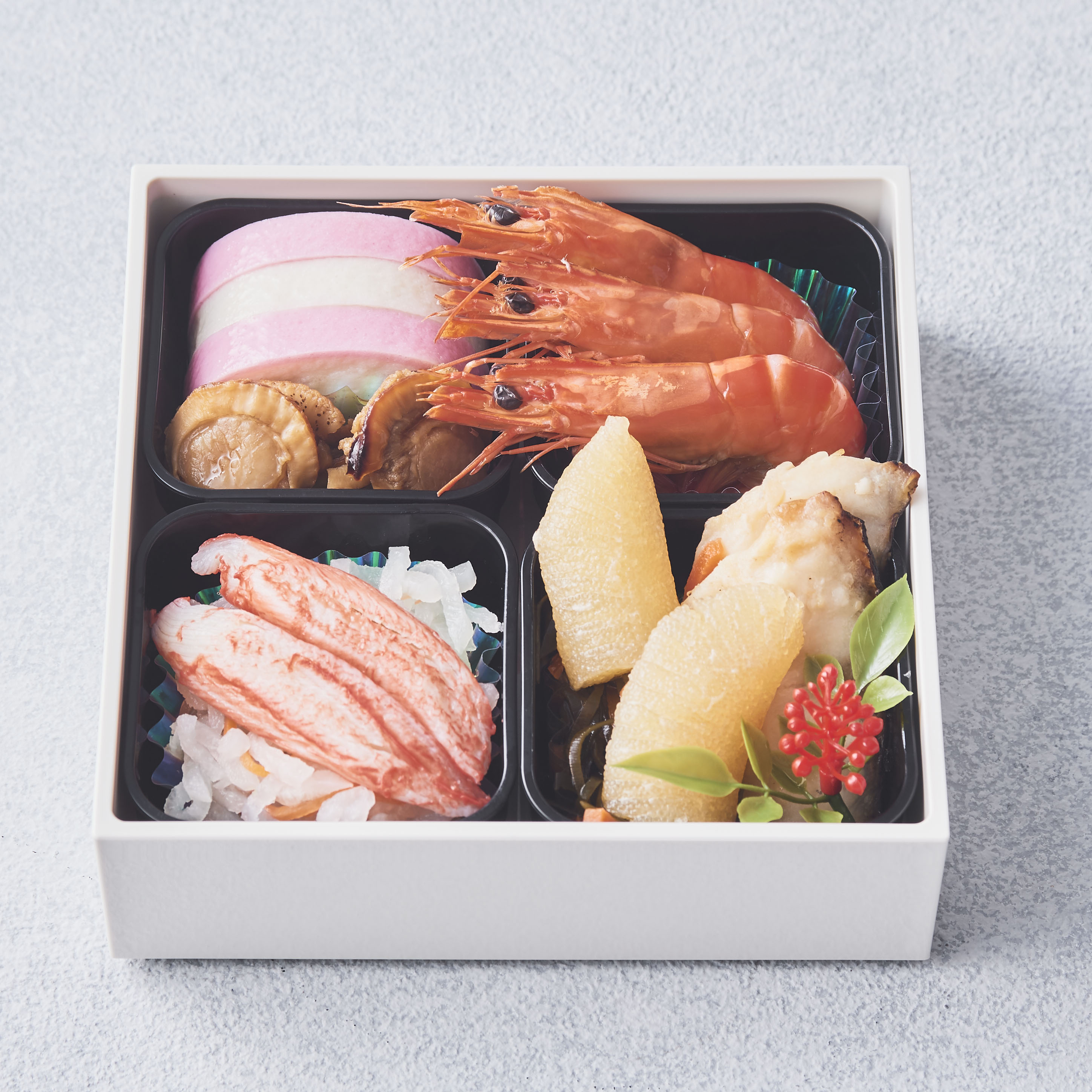 リユースできる重箱をゲットした～い♪ 大充実のおせちが販売中