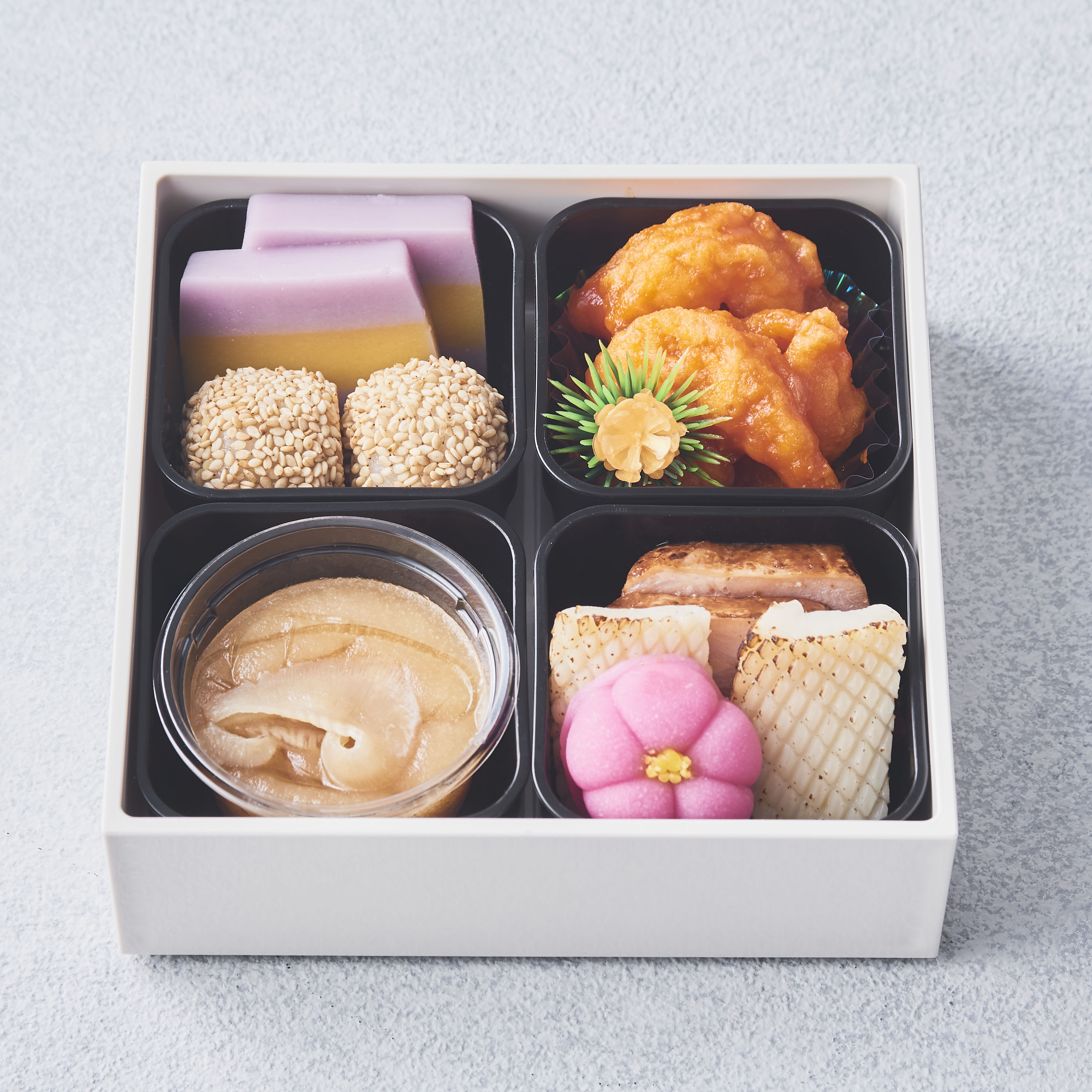 リユースできる重箱をゲットした～い♪ 大充実のおせちが販売中