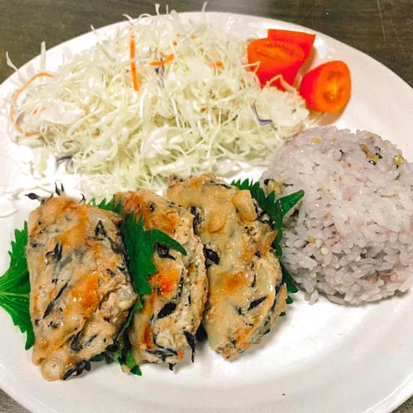 ～家族で幸せな食卓～具材たっぷりぎょうざ風ヘルシーハンバーグ