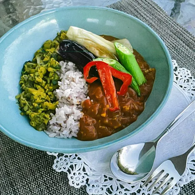 お肉なしでも大満足！地元野菜のダブルカレー