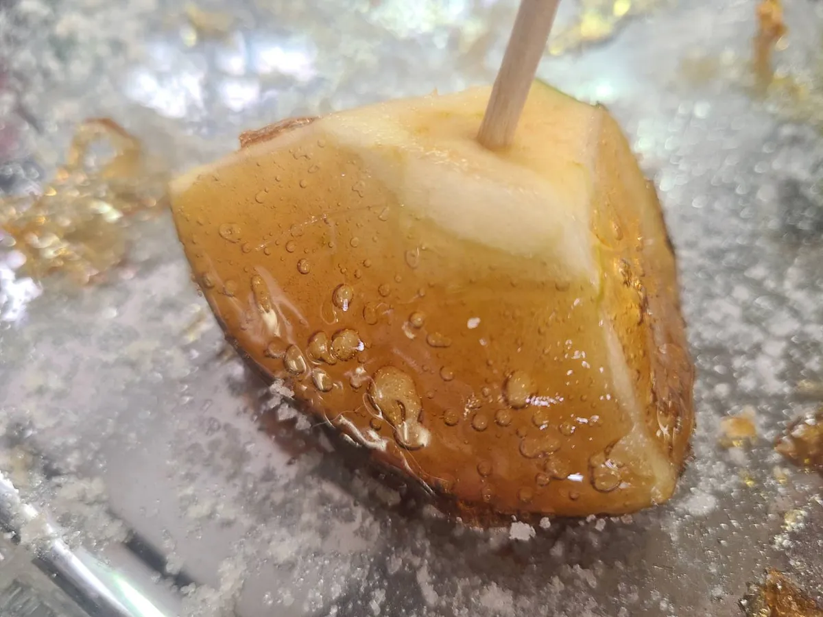 残った煮汁を使ってりんご飴が作れます。