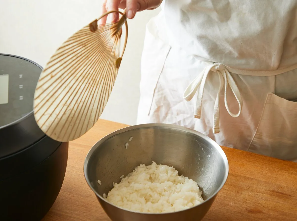 「混ぜる」と「あおぐ」は同時に行わず、交互にすることで合わせ酢がしっかりとご飯にしみ込みます。