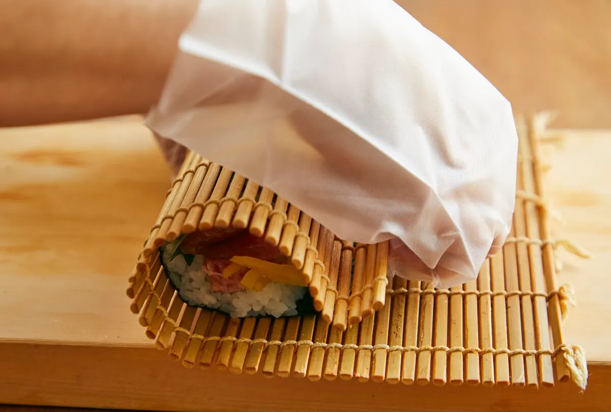 手前のすしめしを、奥のすしめしにくっつけるイメージで、ためらわずに一気に!