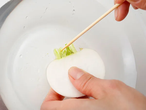 かぶの根元の汚れを取る