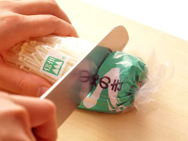 えのきだけの根元を切る